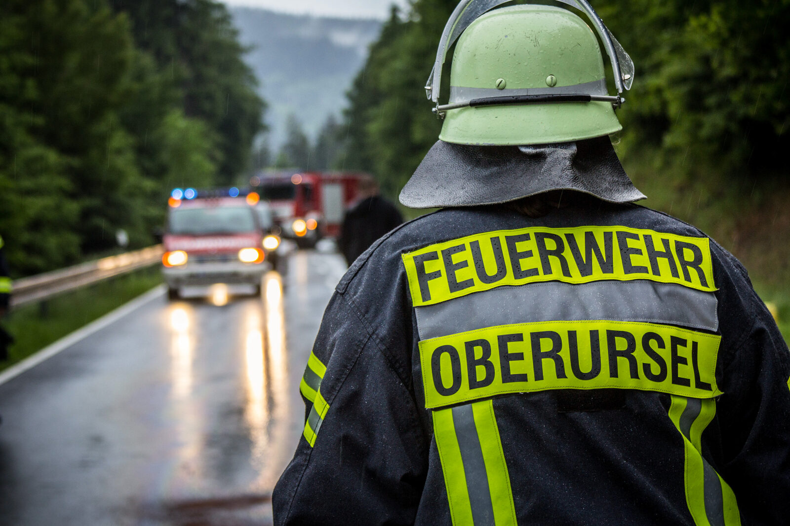 Einsatzkraft der Feuerwehr Oberursel an einer Einsatzstelle bei Regen