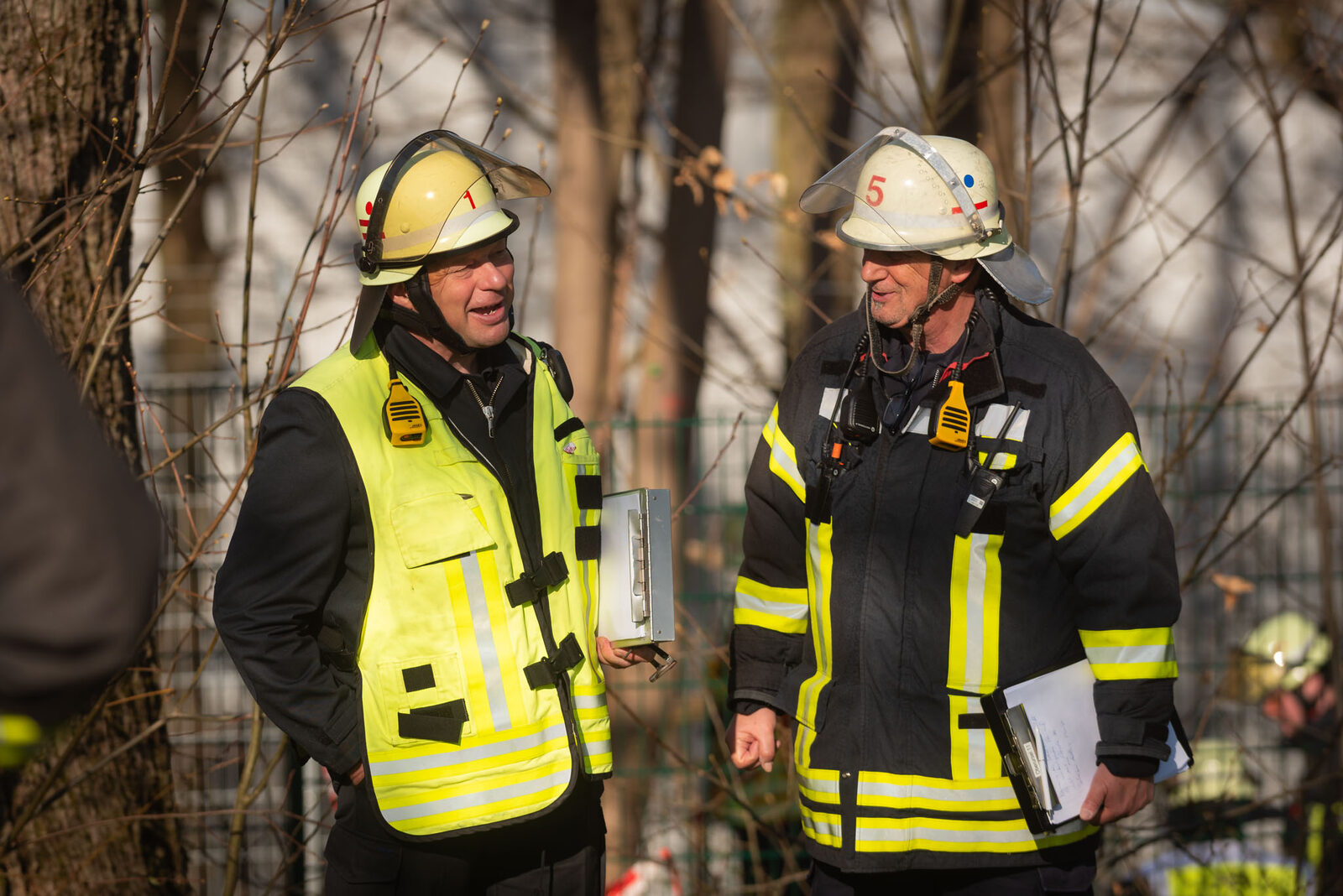 Zwei Führungskräfte der Feuerwehr Oberursel im Gespräch